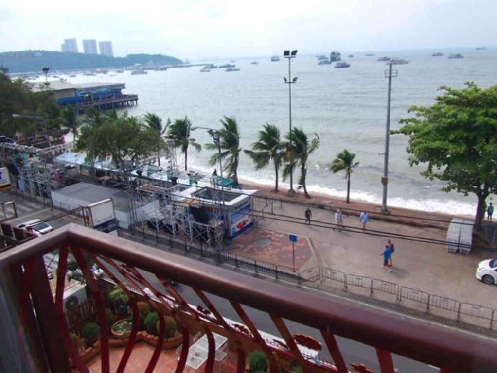 The Red Balcony Inn Pattaya Exterior photo